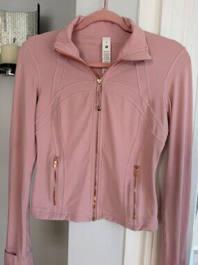 LULULEMON JACKET Size 6 cropped length, Women Define jacket. Pink with rose gold